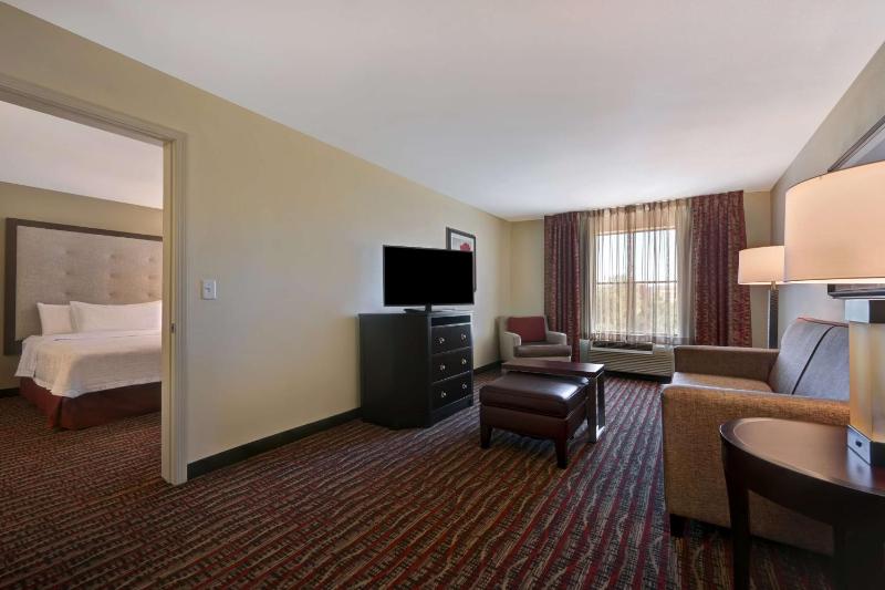 One-Bedroom Queen Suite with Two Queen Beds image 3