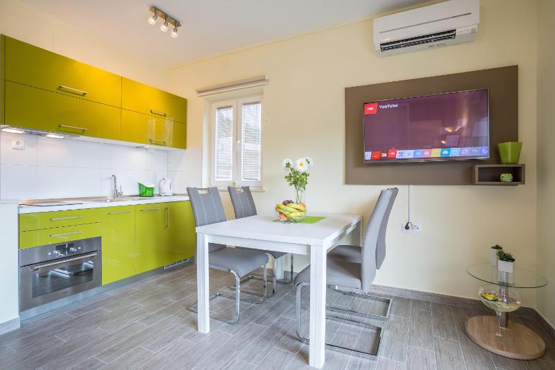 One-Bedroom Apartment image 2