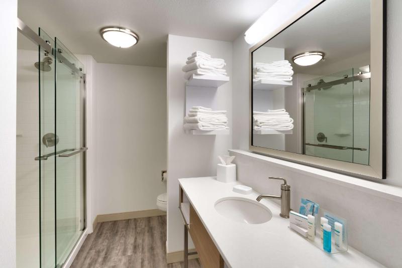 King Room with Shower - Non-Smoking image 4