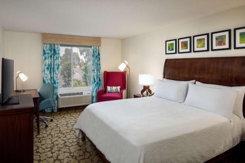 One-Bedroom King Suite with Sofa Bed image 4