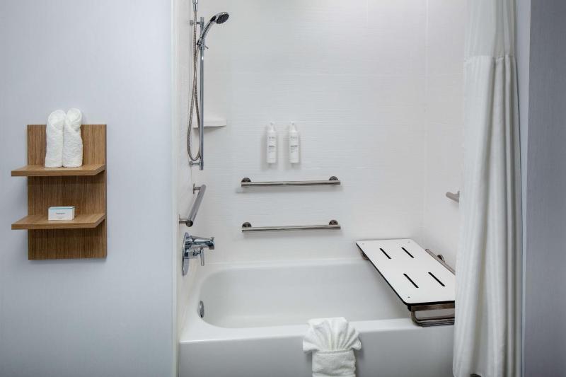 King Room with Bath Tub - Disability Access image 2