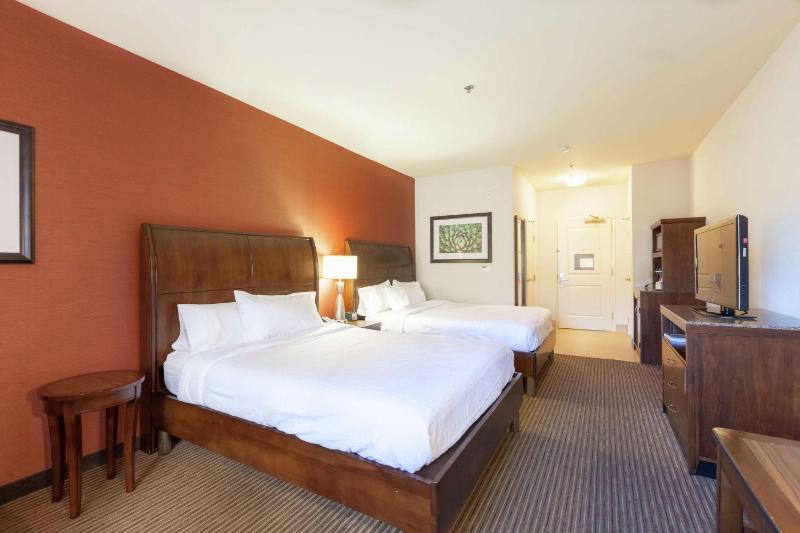 Queen Room with Two Queen Beds - Mobility and Hearing Access image 4