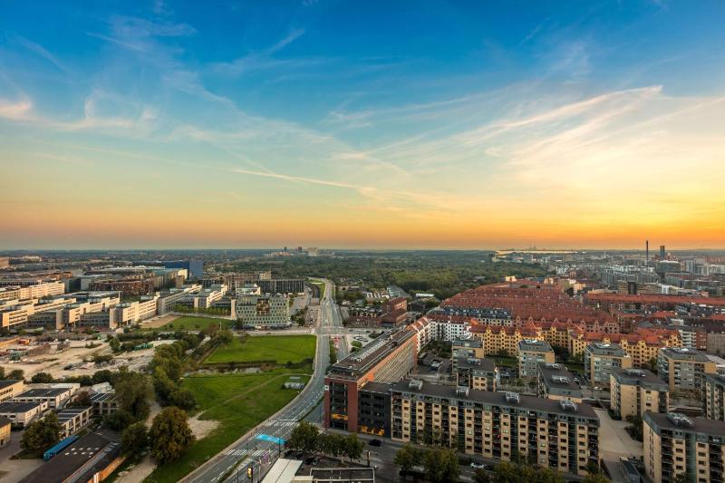 Junior Suite with Panoramic City View image 2
