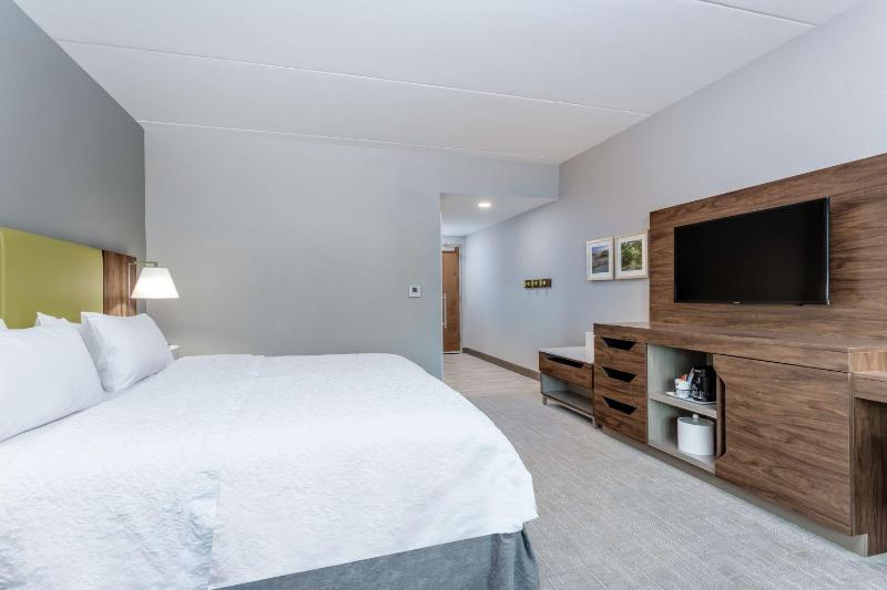 King Room with Roll-In Shower - Mobility and Hearing Access/Non-Smoking image 3