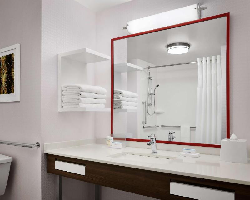 King Room with Roll-in Shower - Disability Accessible/Non-Smoking image 2