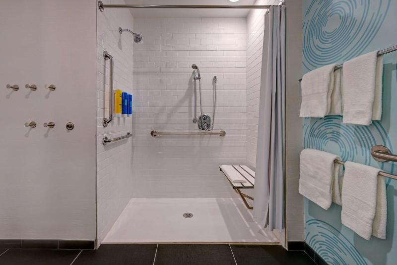 Queen Room with Two Queen Beds and Roll-In Shower - Mobility and Hearing Access image 2