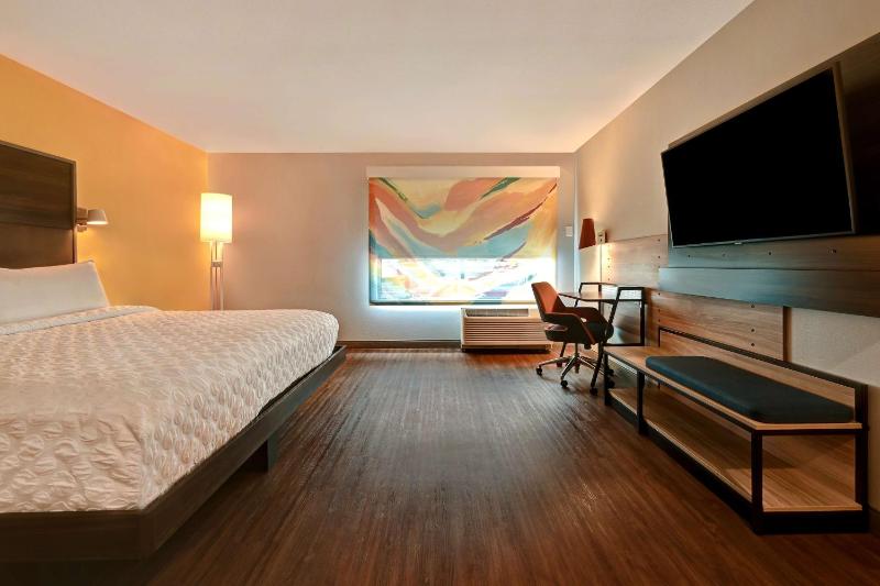 King Room with Roll-In Shower - Mobility and Hearing Access image 1