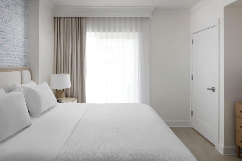 Studio Suite, Studio, 1 King, Sofa bed, City view, Balcony image 1