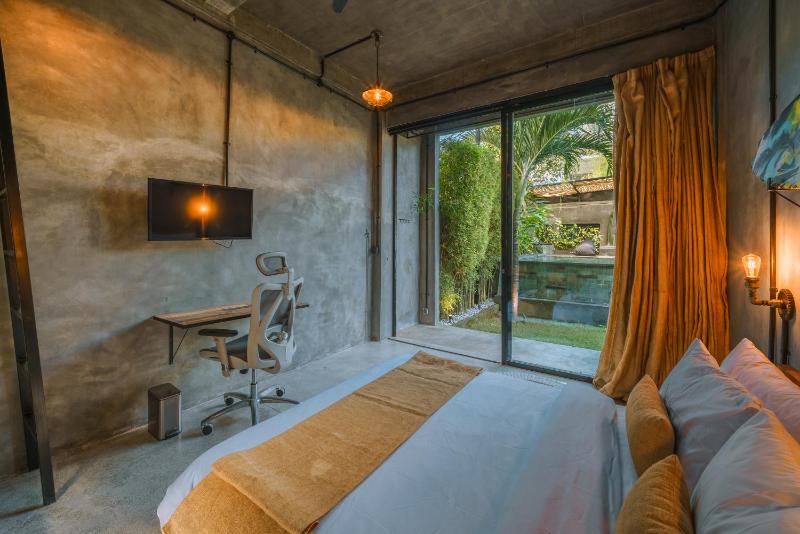 Villa Konkrete - 3BR - Tropical Hideaway Rooftop 15mins to The Beach - image 23