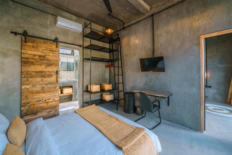 Villa Konkrete - 3BR - Tropical Hideaway Rooftop 15mins to The Beach - image 31