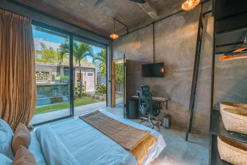 Villa Konkrete - 3BR - Tropical Hideaway Rooftop 15mins to The Beach - image 8