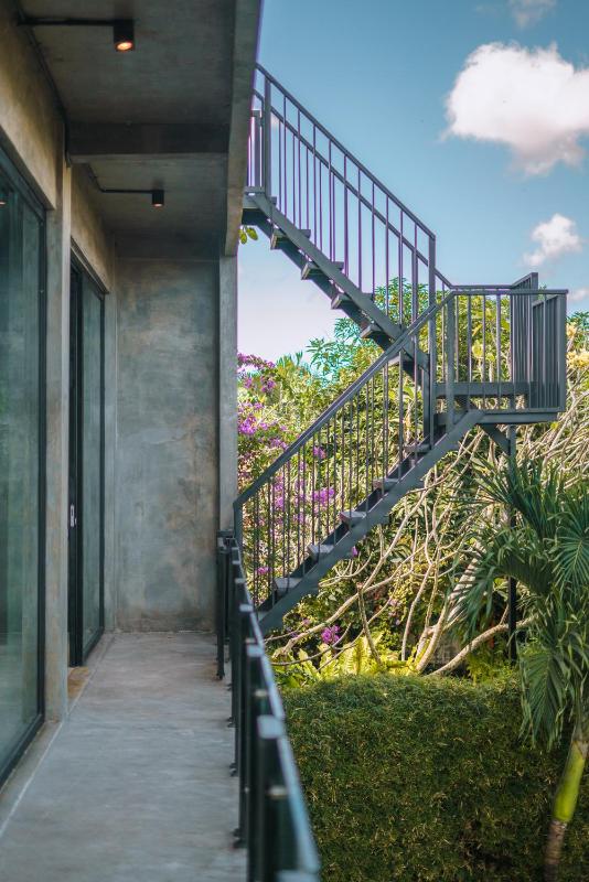 Villa Konkrete - 3BR - Tropical Hideaway Rooftop 15mins to The Beach - image 14