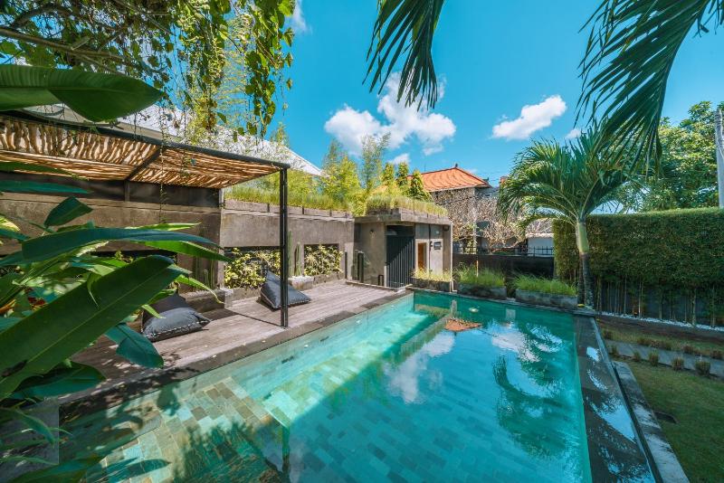 Villa Konkrete - 3BR - Tropical Hideaway Rooftop 15mins to The Beach - image 7