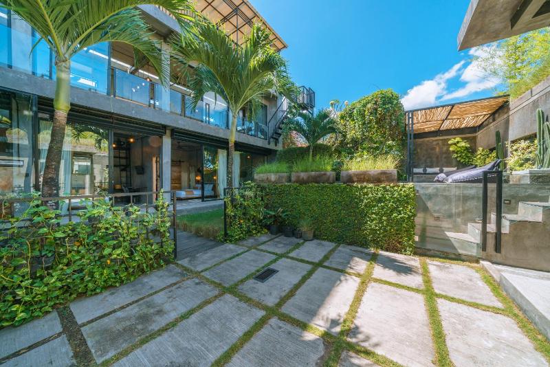 Villa Konkrete - 3BR - Tropical Hideaway Rooftop 15mins to The Beach - image 47