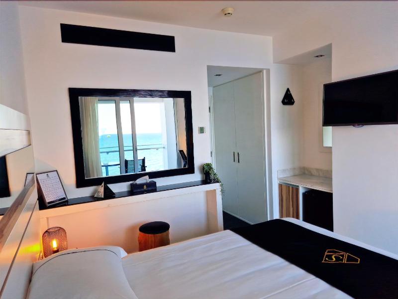 Standard Double Room with Sea View image 3