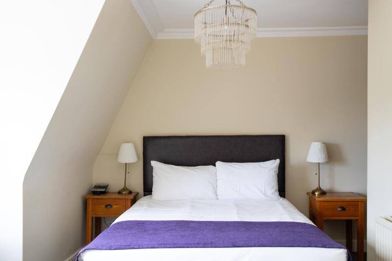 Double Room image 3