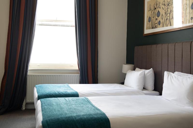 Twin Room image 2
