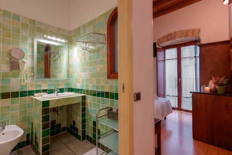 Economy Double Room With Small Double Bed image 2