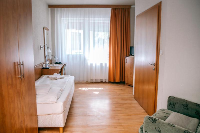 Standard Single Room image 3