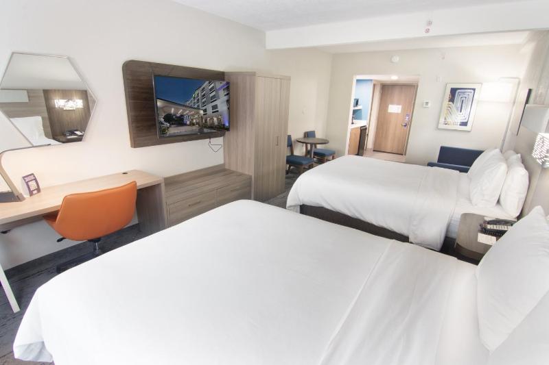 Queen Suite with Two Queen Beds image 2