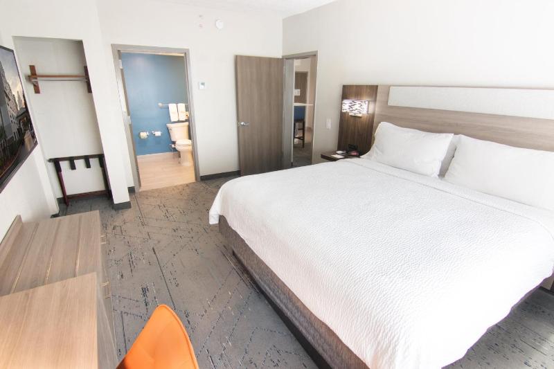 One-Bedroom Suite image 2