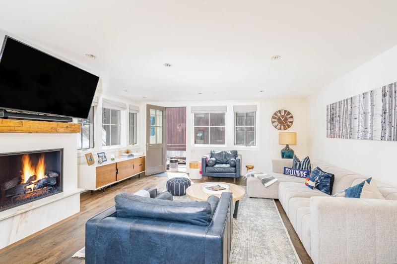 330 W Pacific B townhouse - image 1