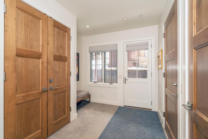 330 W Pacific B townhouse - image 2