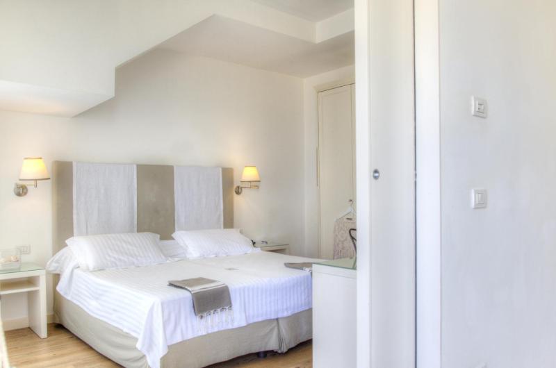 Superior Double Room with Balcony and Side Sea View image 4