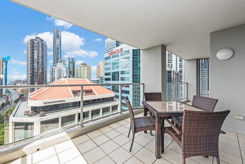 Bed City Abode with Swimming Pool Gym  Views - image 12