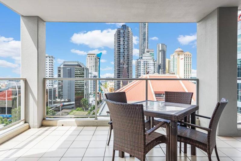 Bed City Abode with Swimming Pool Gym  Views - image 13