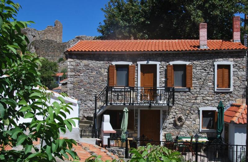 Chora Samothrakis, House with courtyard Images