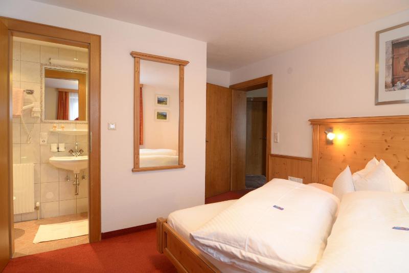 Double Room image 4