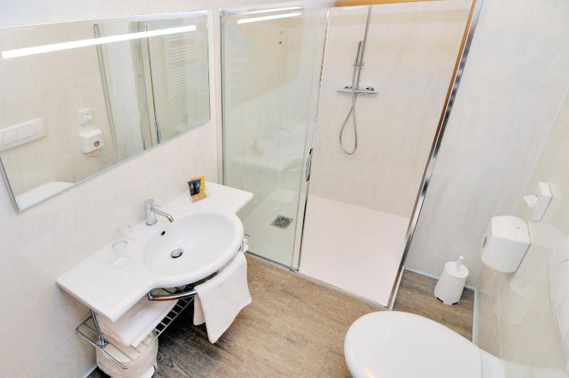 Superior Double or Twin Room with Balcony image 4