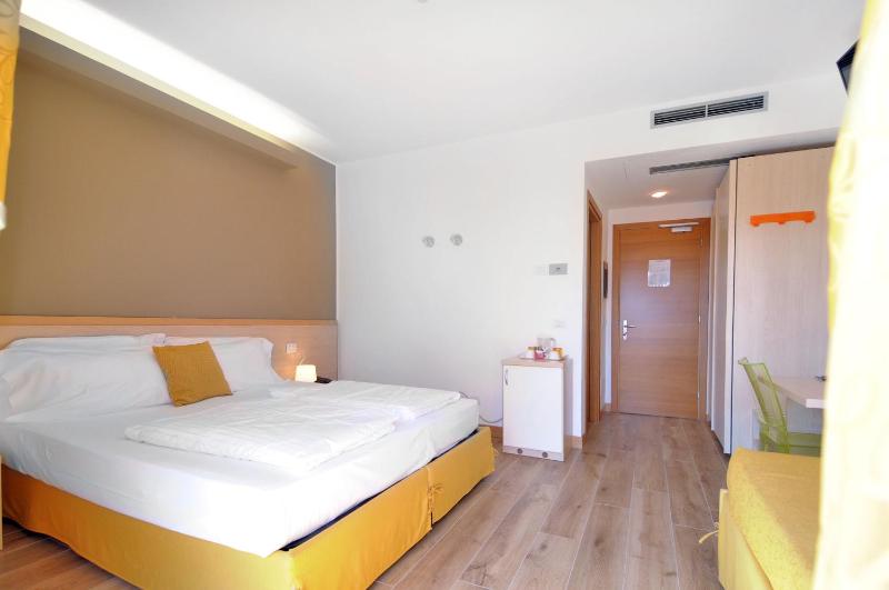 Superior Double or Twin Room with Balcony image 3