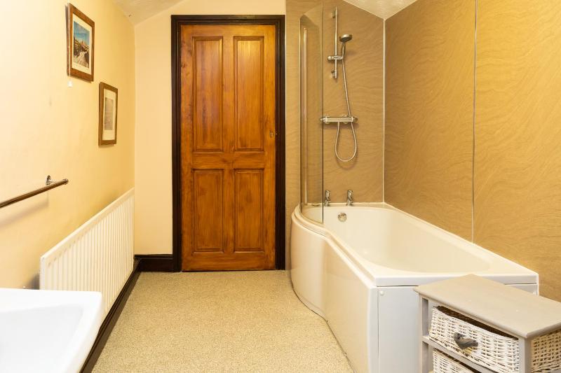 Standard Twin Room image 3