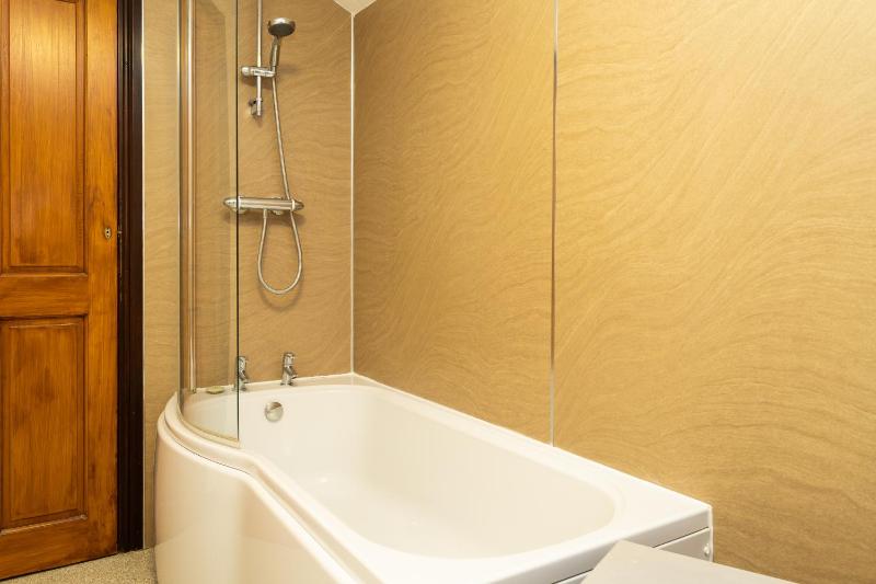 Standard Twin Room image 4