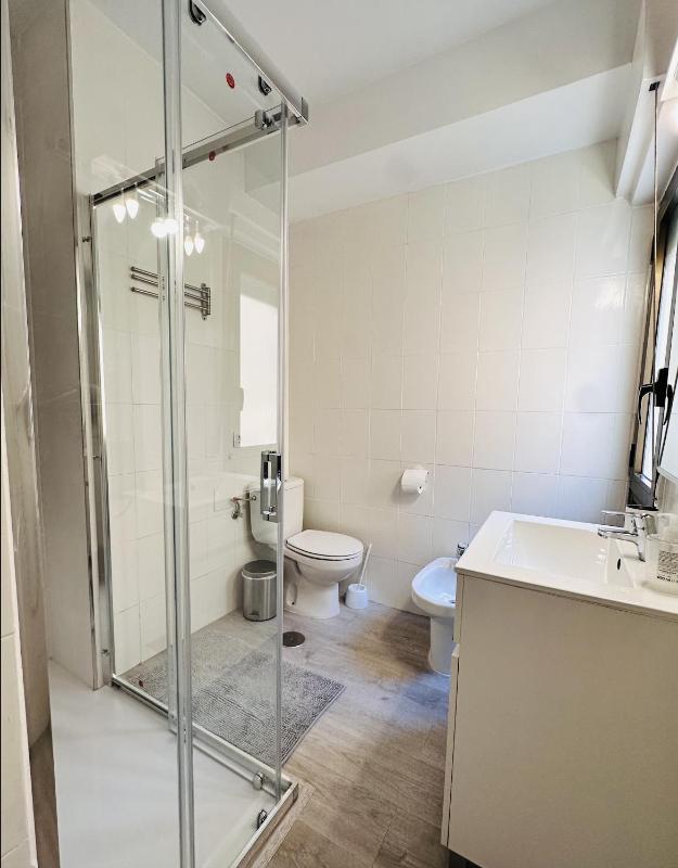 Luxury One-Bedroom Apartment with Balcony image 4