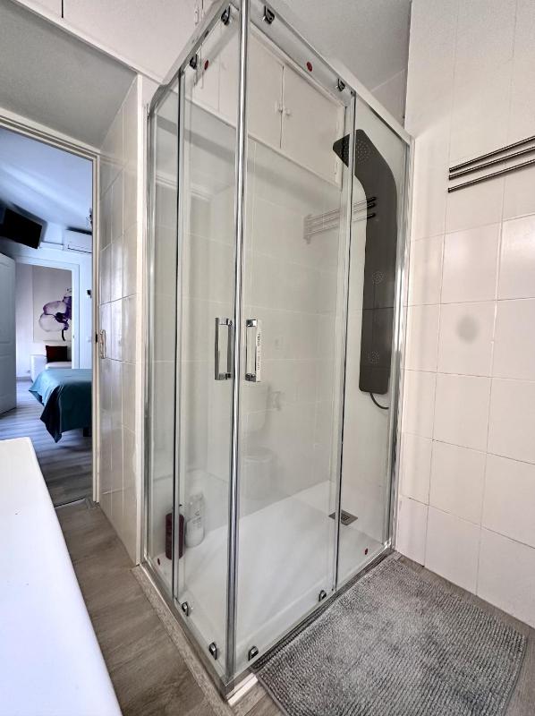 Luxury One-Bedroom Apartment with Balcony image 3