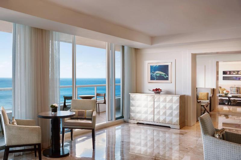 Oceanfront King Room with Club Access image 3