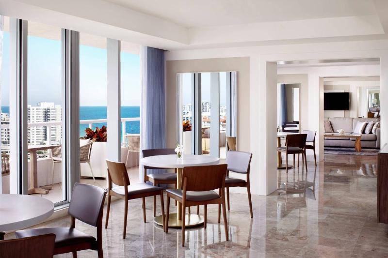 Oceanfront King Room with Club Access image 2