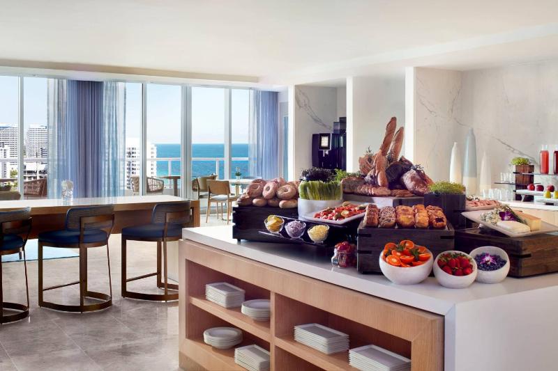 Oceanfront King Room with Club Access image 4