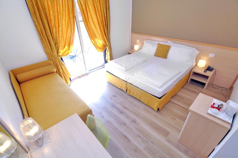 Triple Room with Balcony image 3