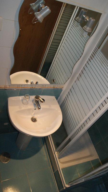 Economy Double Room with Private Bathroom image 2