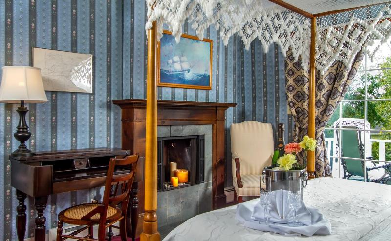 Deluxe Queen Room image 3