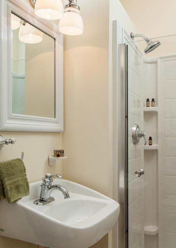 Queen Room image 2
