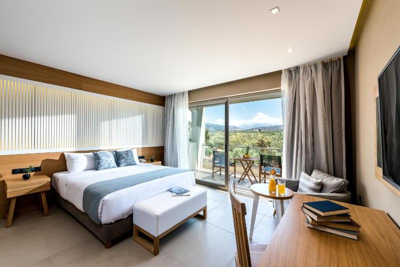 Family Suite with Hot Tub image 1