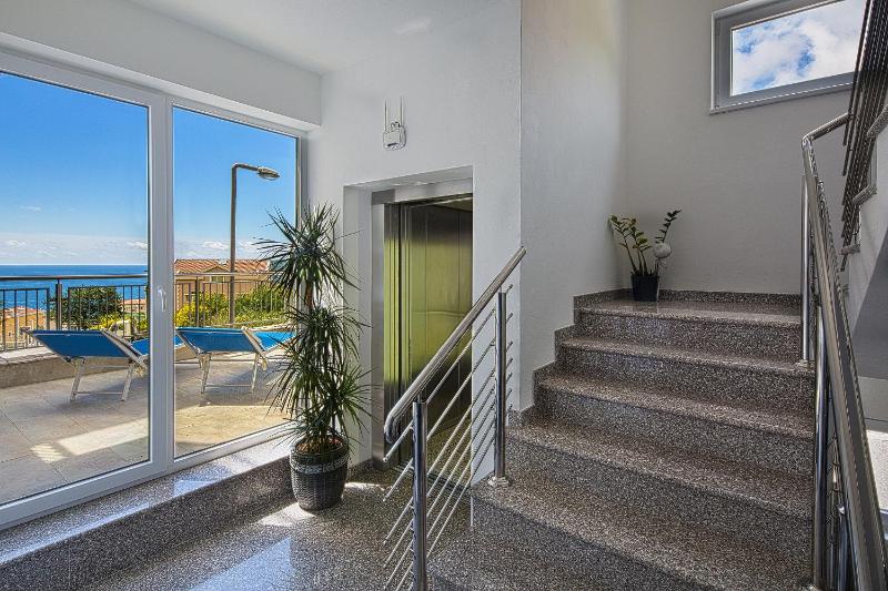 Deluxe Apartment with Terrace and Sea View image 3
