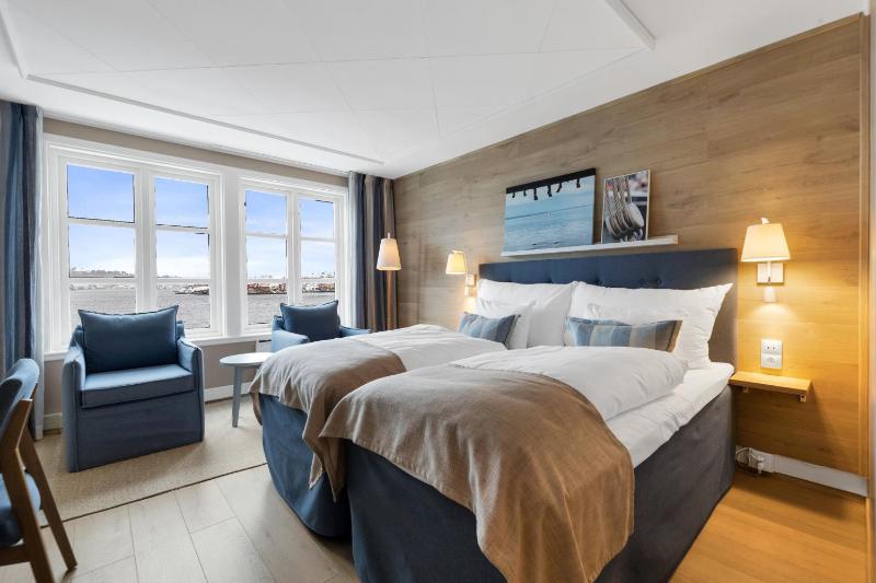 Superior Double or Twin Room with Sea View image 1