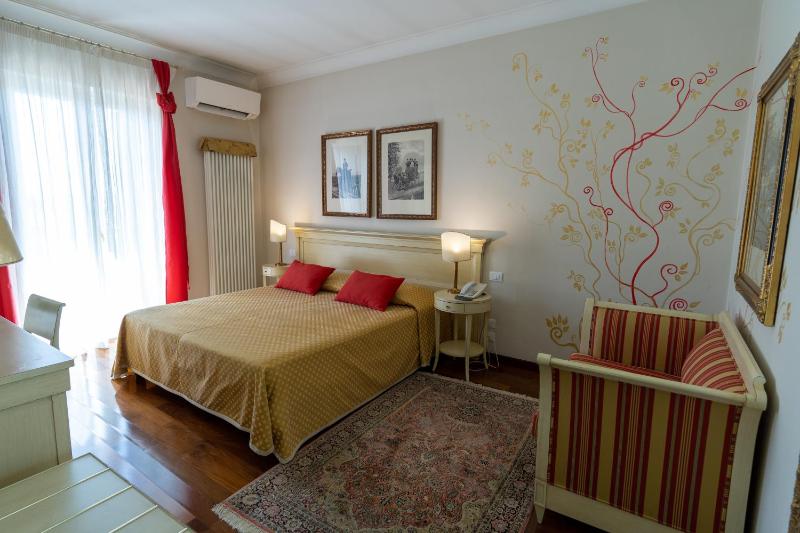 Double or Twin Room image 3