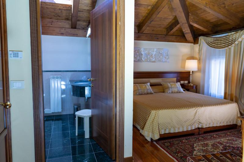 Large Double Room image 4